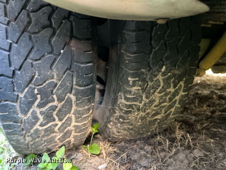 image for item DQ2307 2004 Ford E450  shuttle bus