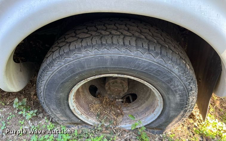 image for item DQ2307 2004 Ford E450  shuttle bus