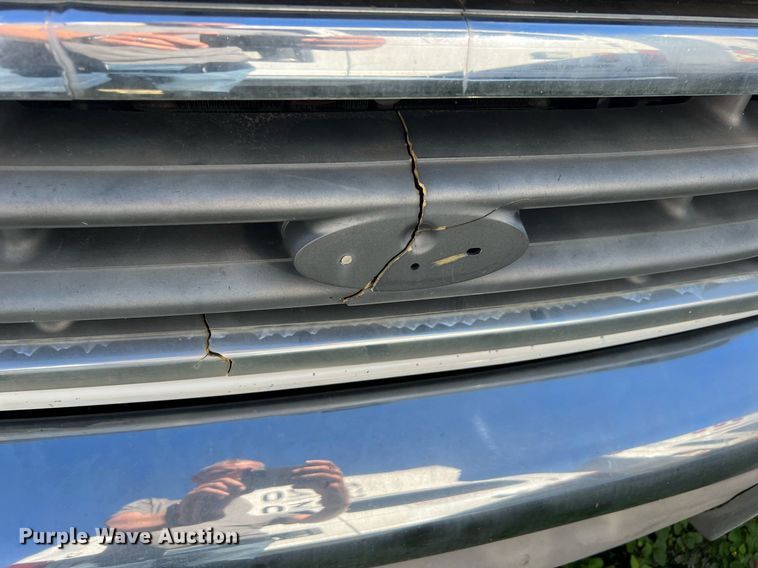 image for item DQ2307 2004 Ford E450  shuttle bus