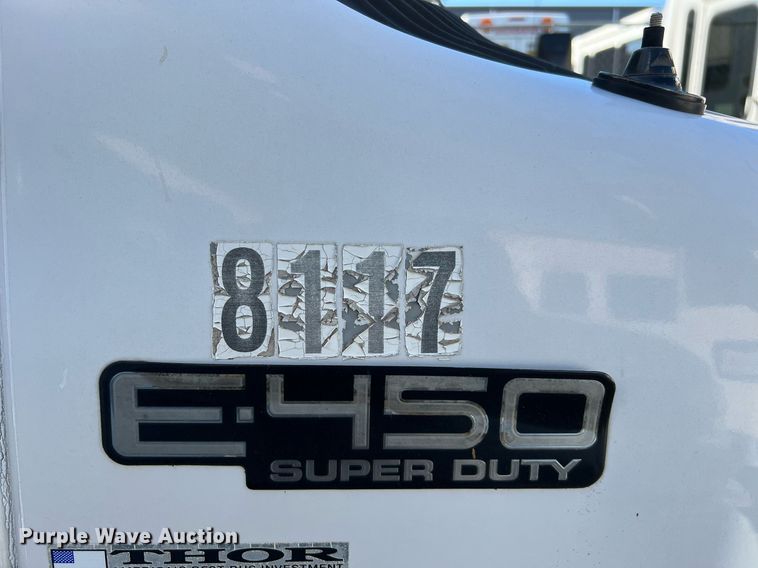 image for item DQ2307 2004 Ford E450  shuttle bus