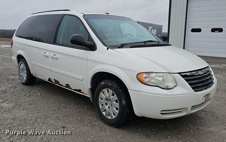image for item DQ8491 2006 Chrysler Town & Country  van