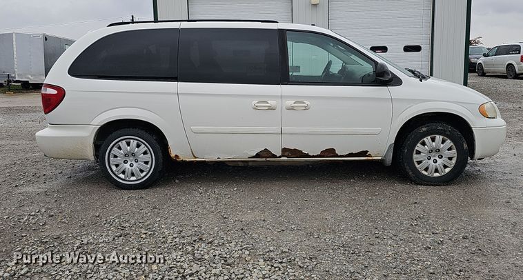 image for item DQ8491 2006 Chrysler Town & Country  van