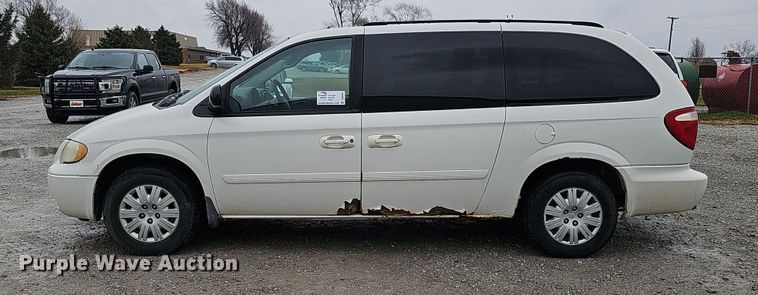 image for item DQ8491 2006 Chrysler Town & Country  van