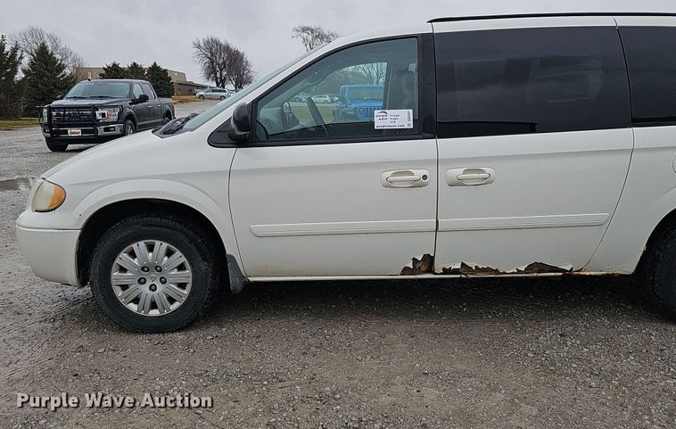 image for item DQ8491 2006 Chrysler Town & Country  van