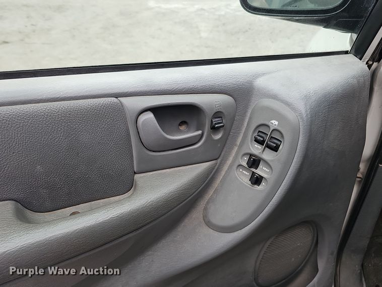 image for item DQ8491 2006 Chrysler Town & Country  van