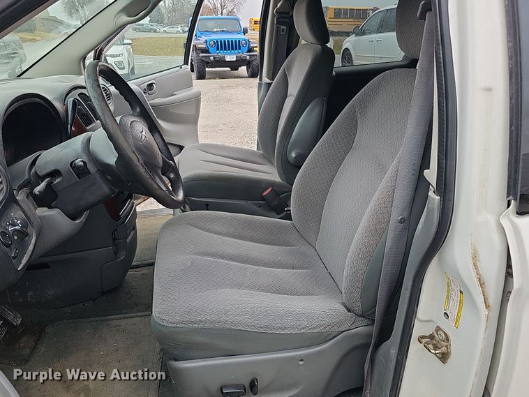 image for item DQ8491 2006 Chrysler Town & Country  van