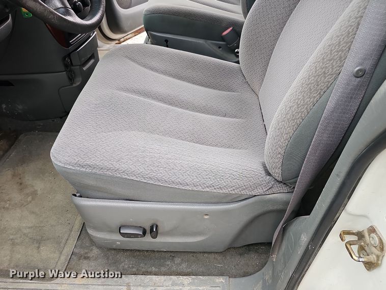 image for item DQ8491 2006 Chrysler Town & Country  van