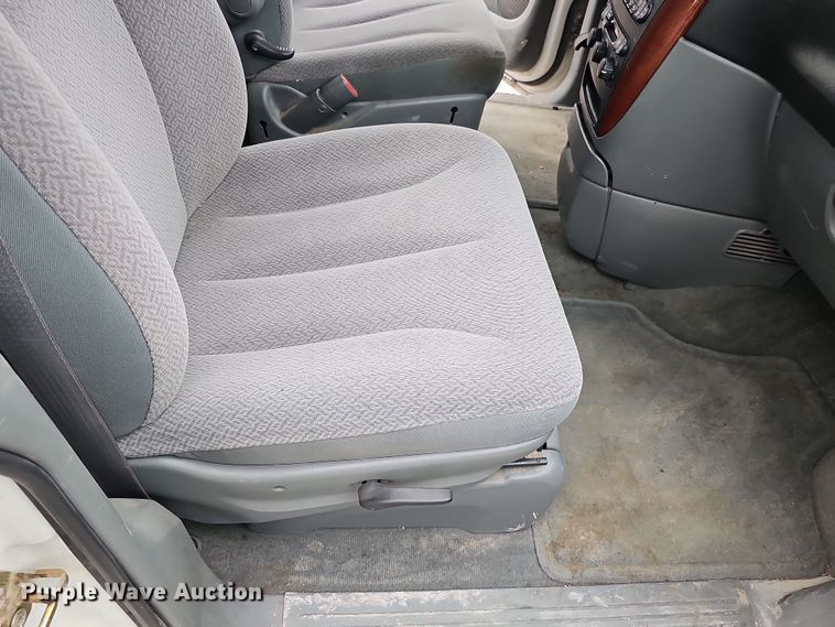 image for item DQ8491 2006 Chrysler Town & Country  van