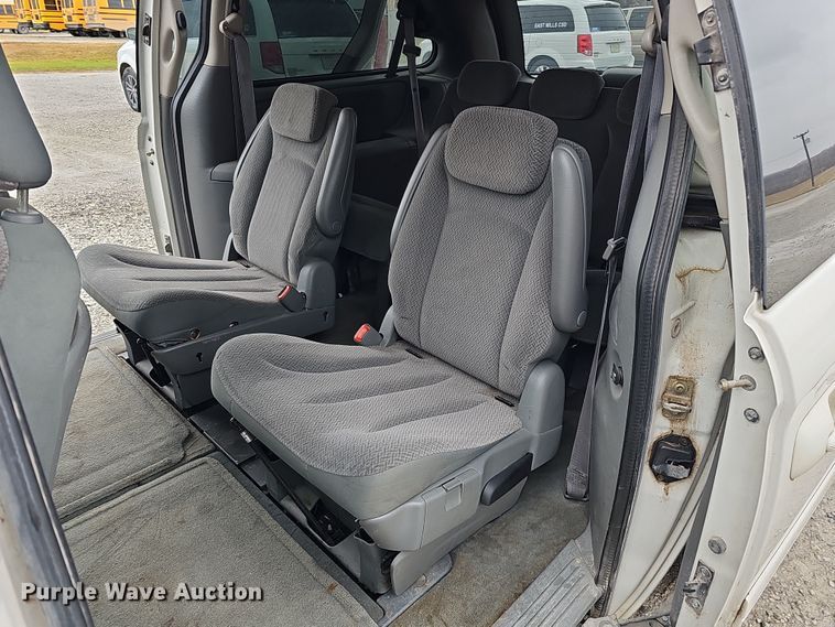 image for item DQ8491 2006 Chrysler Town & Country  van