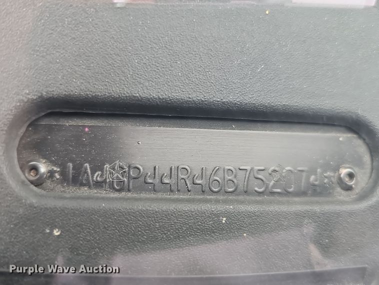 image for item DQ8491 2006 Chrysler Town & Country  van