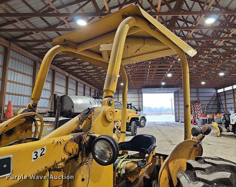 image for item DR5900 1977 John Deere 401CD  tractor