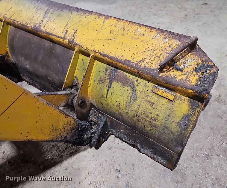 image for item DR5900 1977 John Deere 401CD  tractor