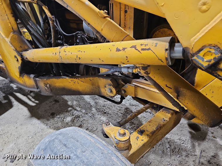 image for item DR5900 1977 John Deere 401CD  tractor