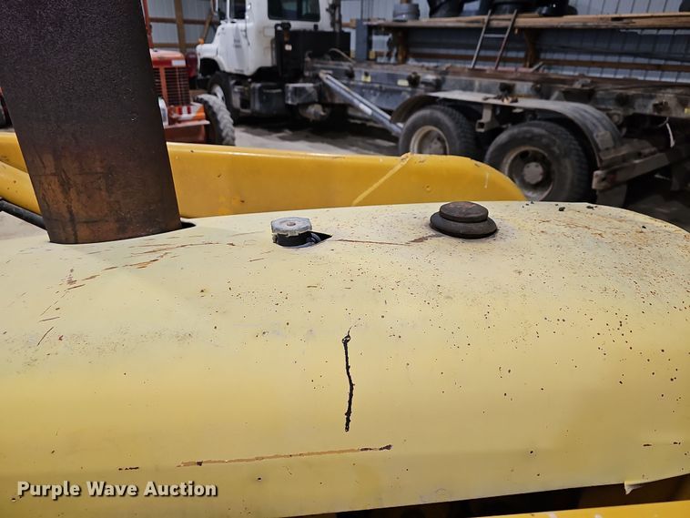 image for item DR5900 1977 John Deere 401CD  tractor