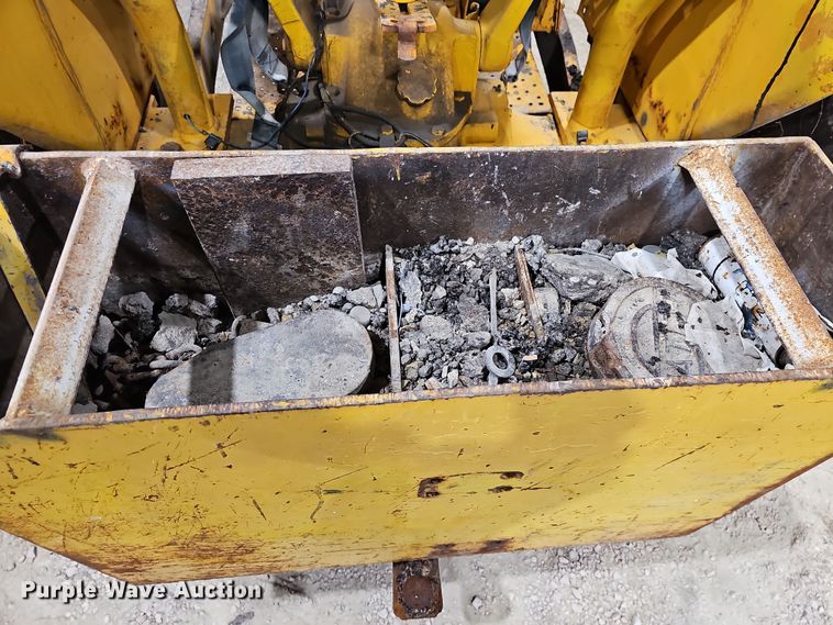 image for item DR5900 1977 John Deere 401CD  tractor