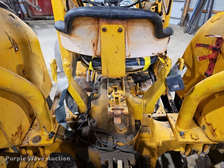 image for item DR5900 1977 John Deere 401CD  tractor