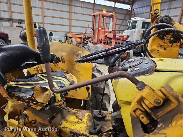 image for item DR5900 1977 John Deere 401CD  tractor