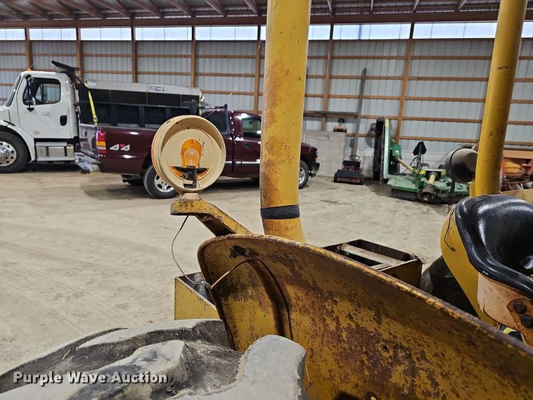 image for item DR5900 1977 John Deere 401CD  tractor