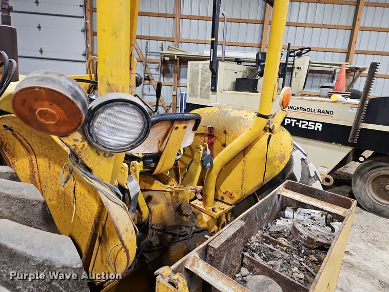 image for item DR5900 1977 John Deere 401CD  tractor