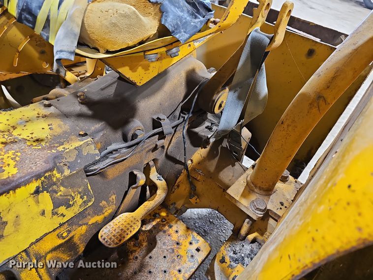 image for item DR5900 1977 John Deere 401CD  tractor