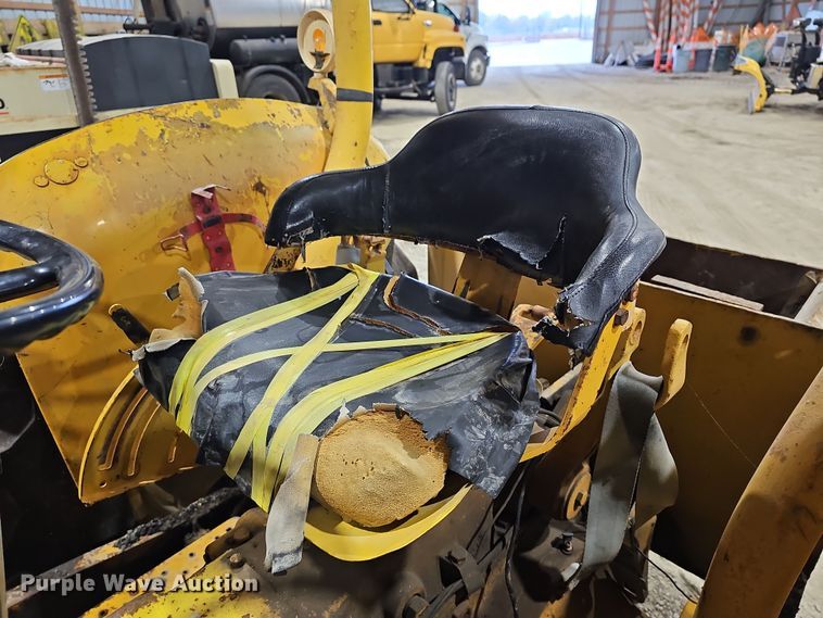 image for item DR5900 1977 John Deere 401CD  tractor