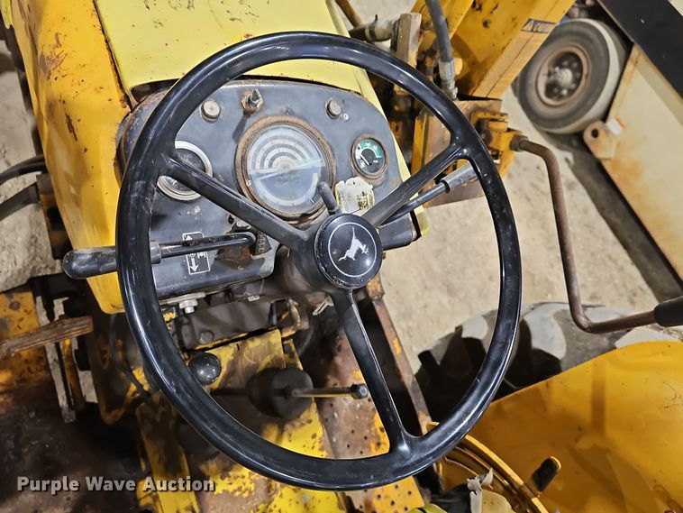 image for item DR5900 1977 John Deere 401CD  tractor