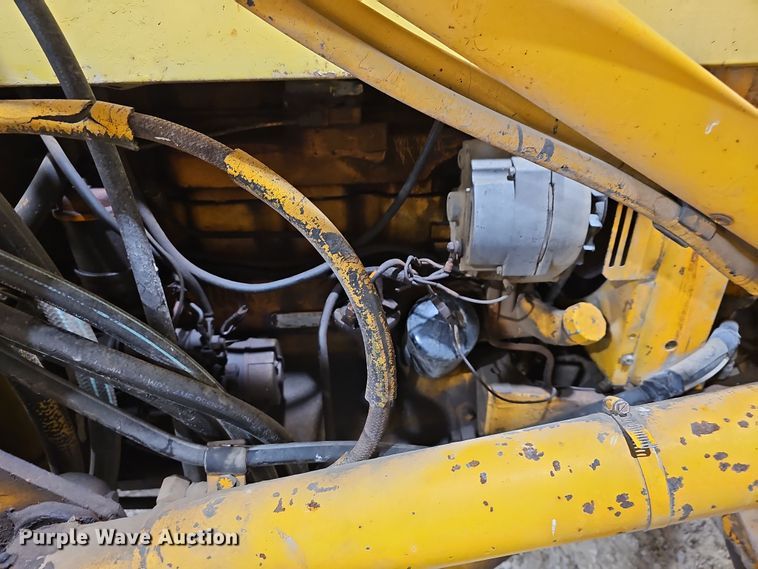 image for item DR5900 1977 John Deere 401CD  tractor