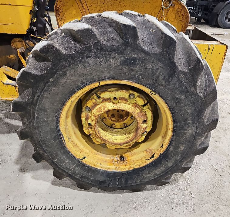 image for item DR5900 1977 John Deere 401CD  tractor