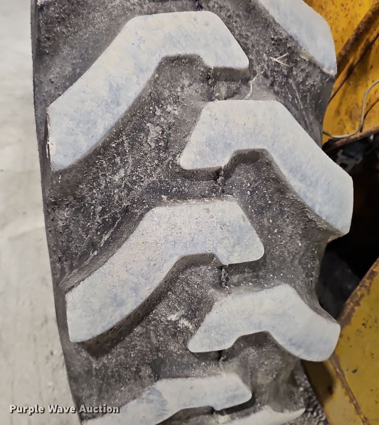 image for item DR5900 1977 John Deere 401CD  tractor