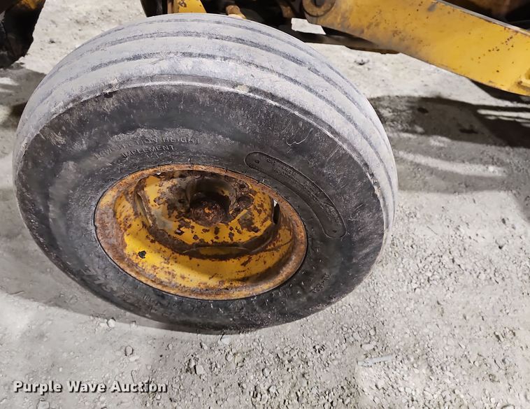 image for item DR5900 1977 John Deere 401CD  tractor