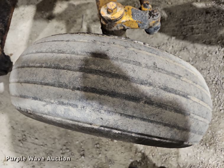 image for item DR5900 1977 John Deere 401CD  tractor