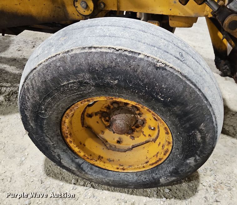 image for item DR5900 1977 John Deere 401CD  tractor