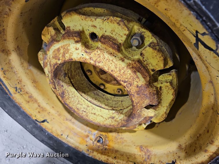 image for item DR5900 1977 John Deere 401CD  tractor