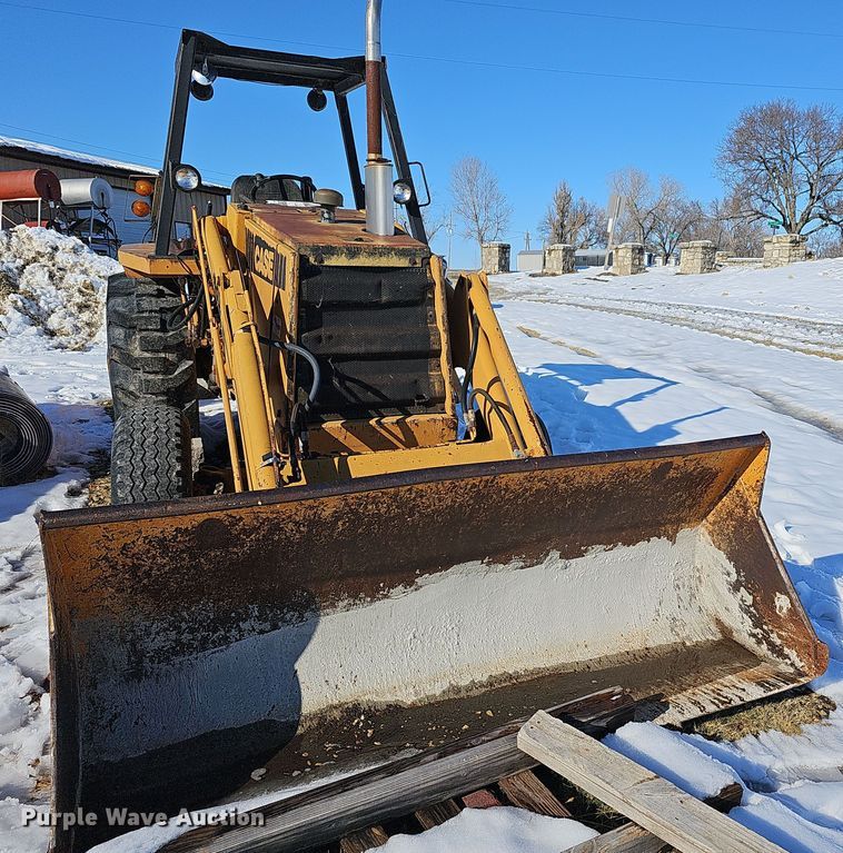 image for item DR5910 1981 Case 480D  landscape tractor