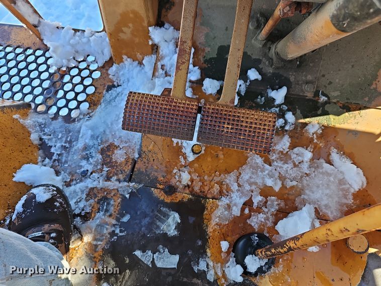 image for item DR5910 1981 Case 480D  landscape tractor