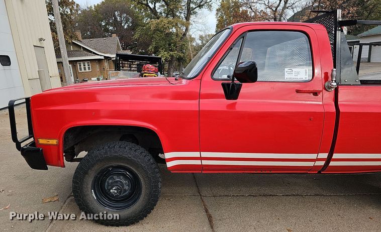 image for item DS5688 1985 Chevrolet D30  pickup truck