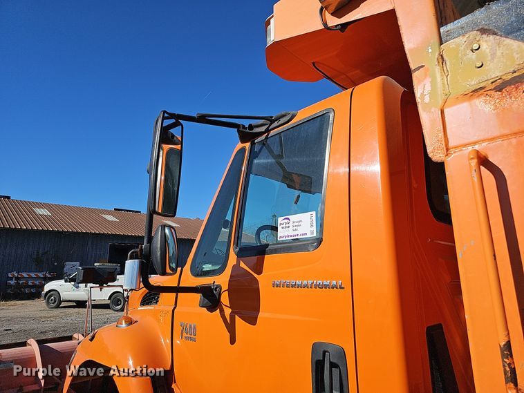 image for item DS5711 2007 International 7400  dump truck