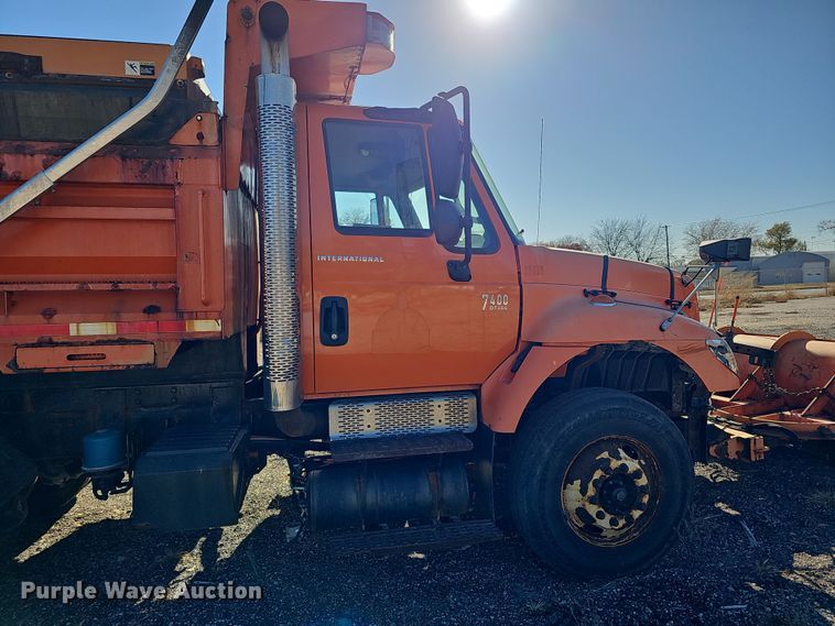 image for item DS5712 2007 International 7400  dump truck