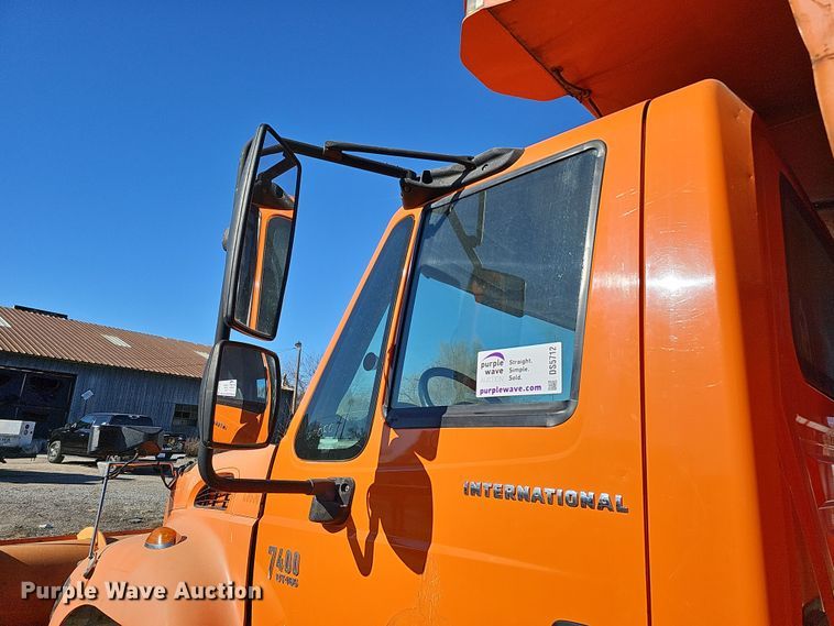 image for item DS5712 2007 International 7400  dump truck