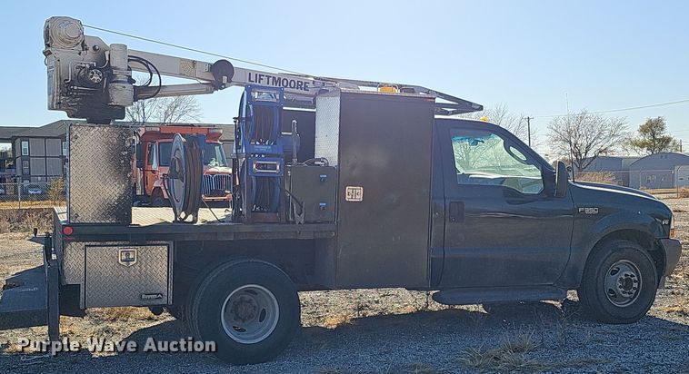 image for item DS5713 2003 Ford F350 Super Duty XL  flatbed pickup truck