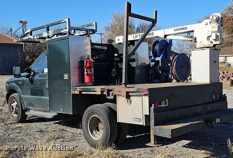 image for item DS5713 2003 Ford F350 Super Duty XL  flatbed pickup truck