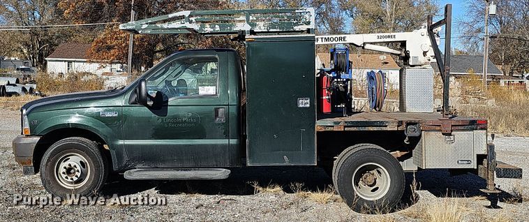 image for item DS5713 2003 Ford F350 Super Duty XL  flatbed pickup truck