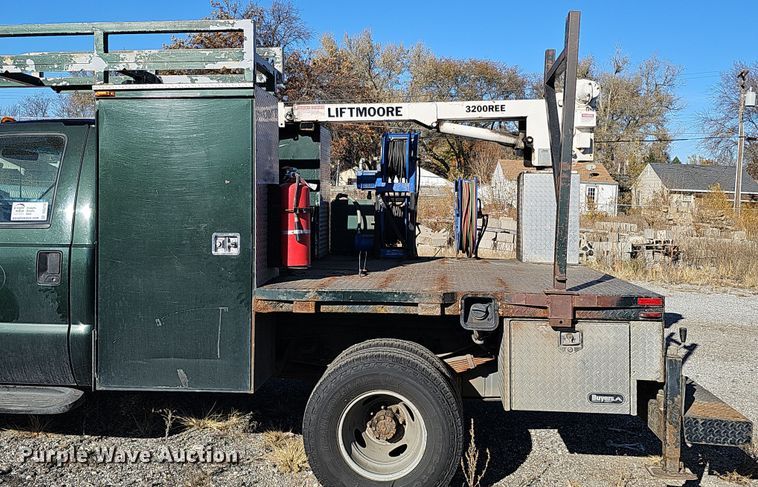 image for item DS5713 2003 Ford F350 Super Duty XL  flatbed pickup truck