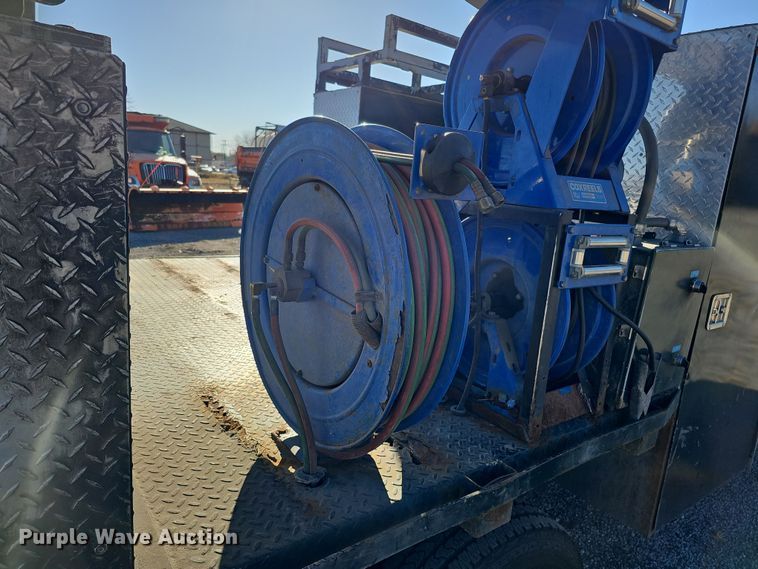 image for item DS5713 2003 Ford F350 Super Duty XL  flatbed pickup truck