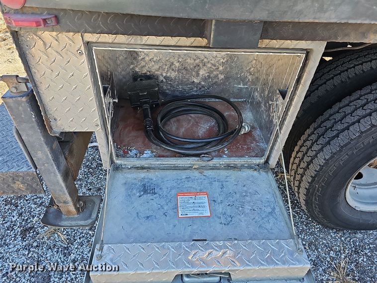 image for item DS5713 2003 Ford F350 Super Duty XL  flatbed pickup truck