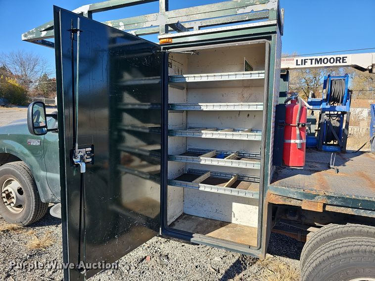 image for item DS5713 2003 Ford F350 Super Duty XL  flatbed pickup truck