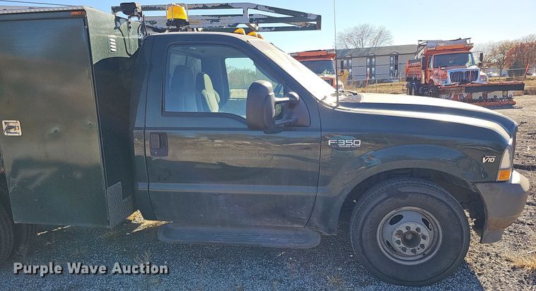 image for item DS5713 2003 Ford F350 Super Duty XL  flatbed pickup truck