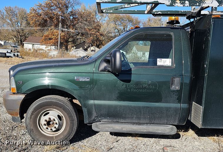 image for item DS5713 2003 Ford F350 Super Duty XL  flatbed pickup truck