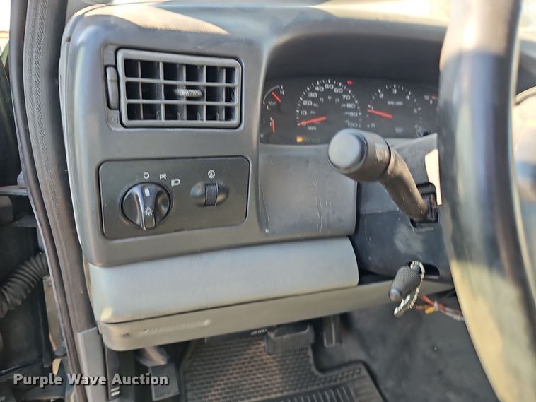 image for item DS5713 2003 Ford F350 Super Duty XL  flatbed pickup truck