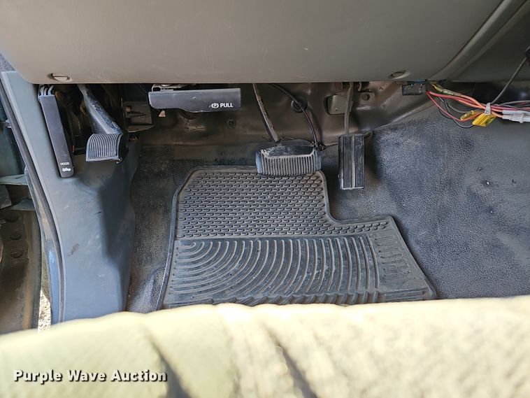 image for item DS5713 2003 Ford F350 Super Duty XL  flatbed pickup truck